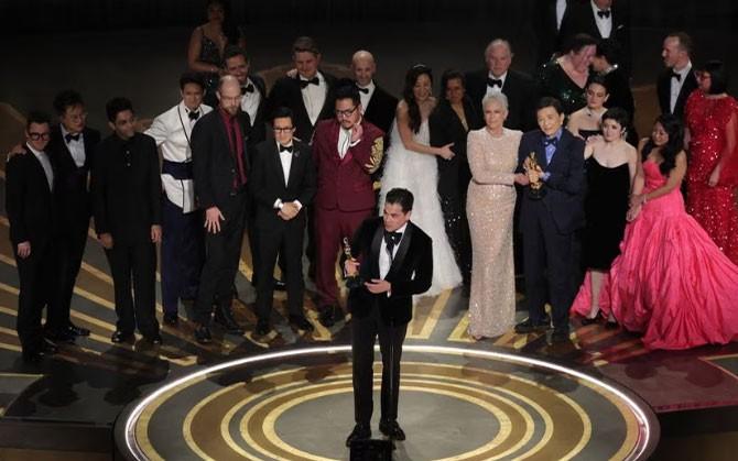 "Everything Everywhere All at Once" đại thắng với 7 giải Oscar