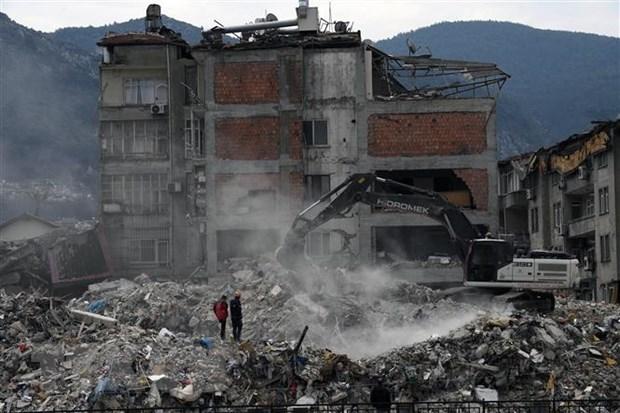 Đứng lên từ đống đổ nát sau trận động đất tại Thổ Nhĩ Kỳ và Syria