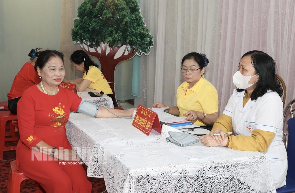 Tham quan, học tập trao đổi kinh nghiệm về quản lý bệnh không lây nhiễm