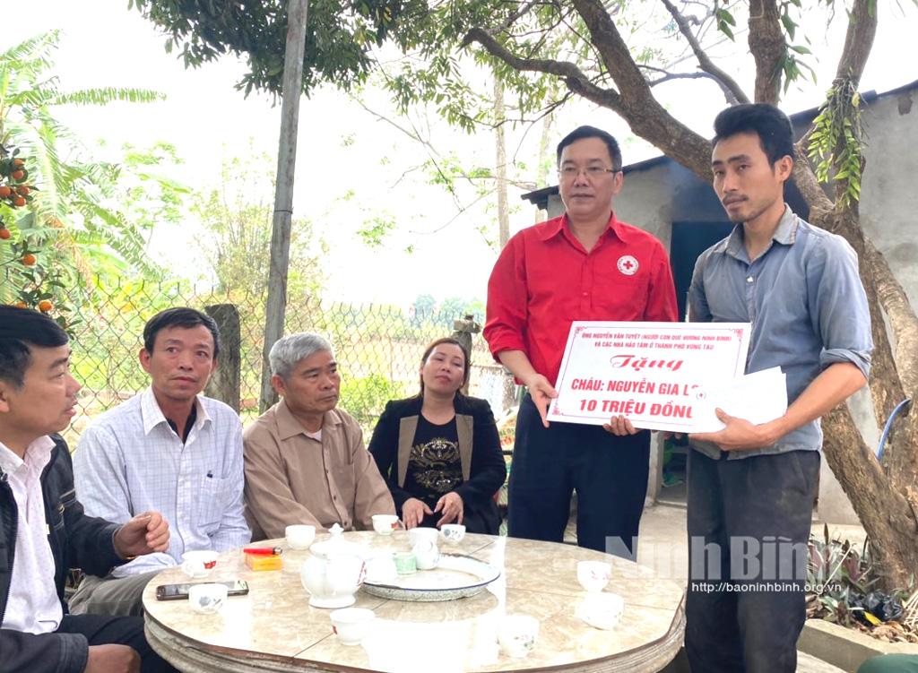 Gần 30 triệu đồng tặng cho học sinh mắc bệnh suy giảm miễn dịch thể nặng