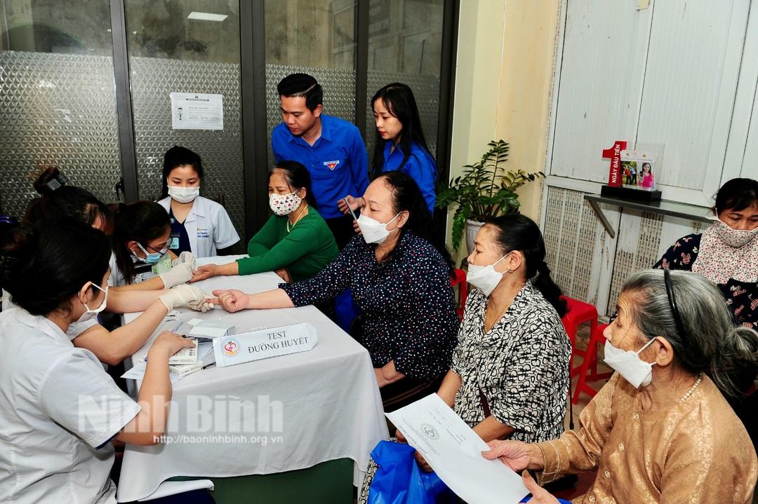 Khám bệnh và cấp phát thuốc miễn phí cho người nghèo, người già neo đơn tại thành phố Ninh Bình