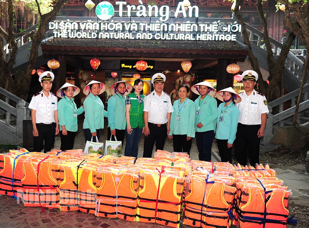 Trao tặng hơn 500 áo phao cứu sinh cho các bến thuyền tại các khu, điểm du lịch