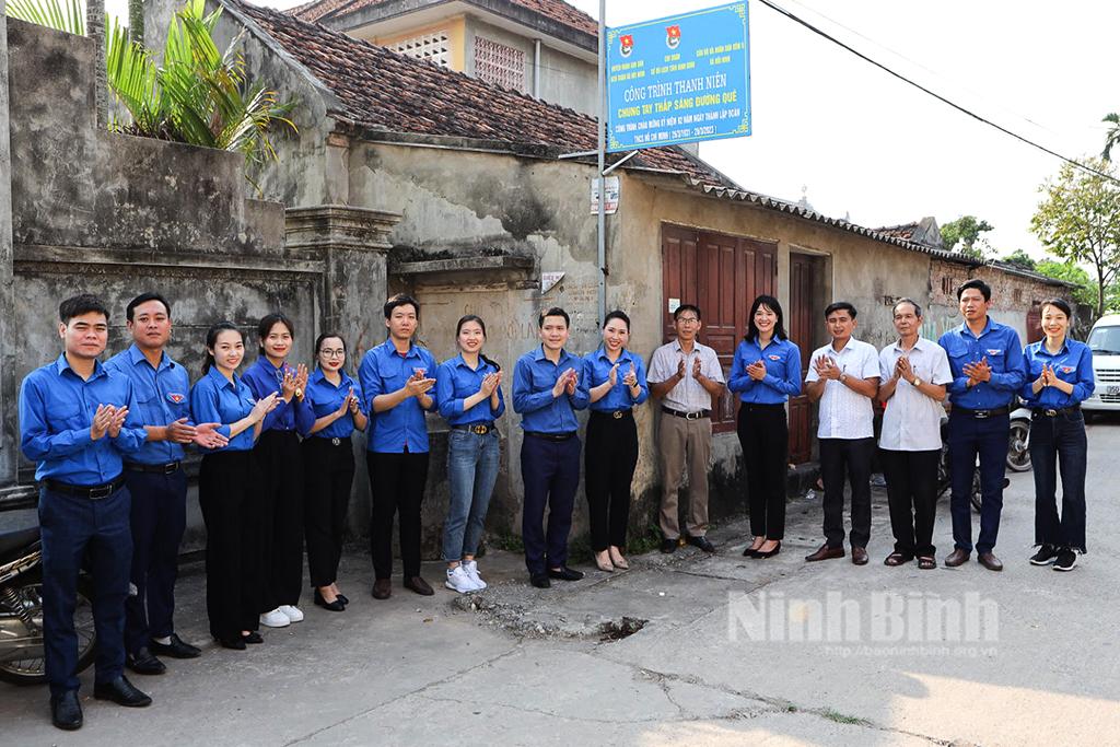 Bàn giao công trình "Thắp sáng đường quê" tại xã Hồi Ninh