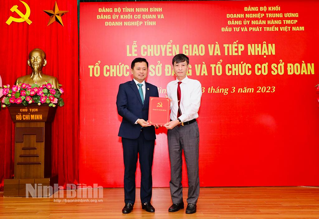 Chuyển giao và tiếp nhận tổ chức cơ sở đảng, tổ chức cơ sở đoàn Ngân hàng BIDV