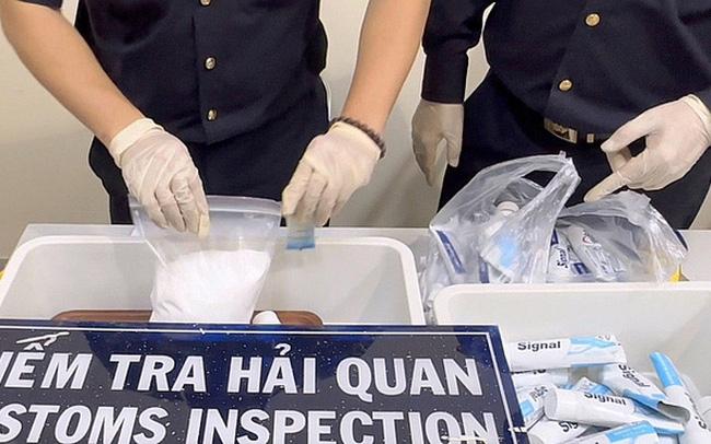 Bắt 2 nghi can liên quan đến vụ 4 nữ tiếp viên hàng không xách 11 kg ma túy