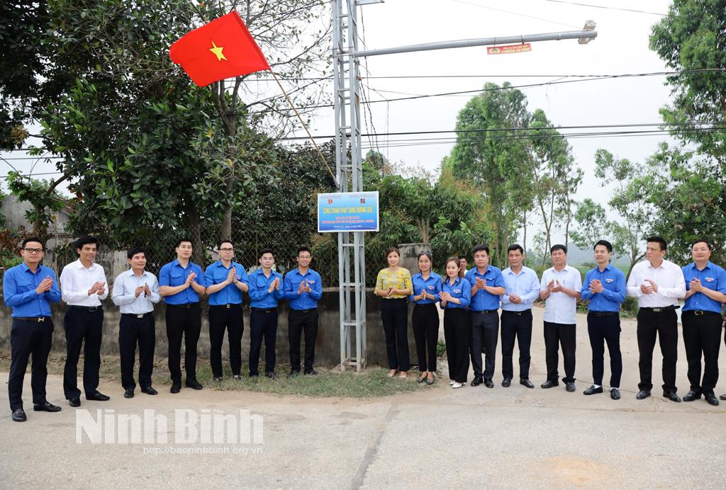 Khánh thành và bàn giao công trình "Thắp sáng đường quê"