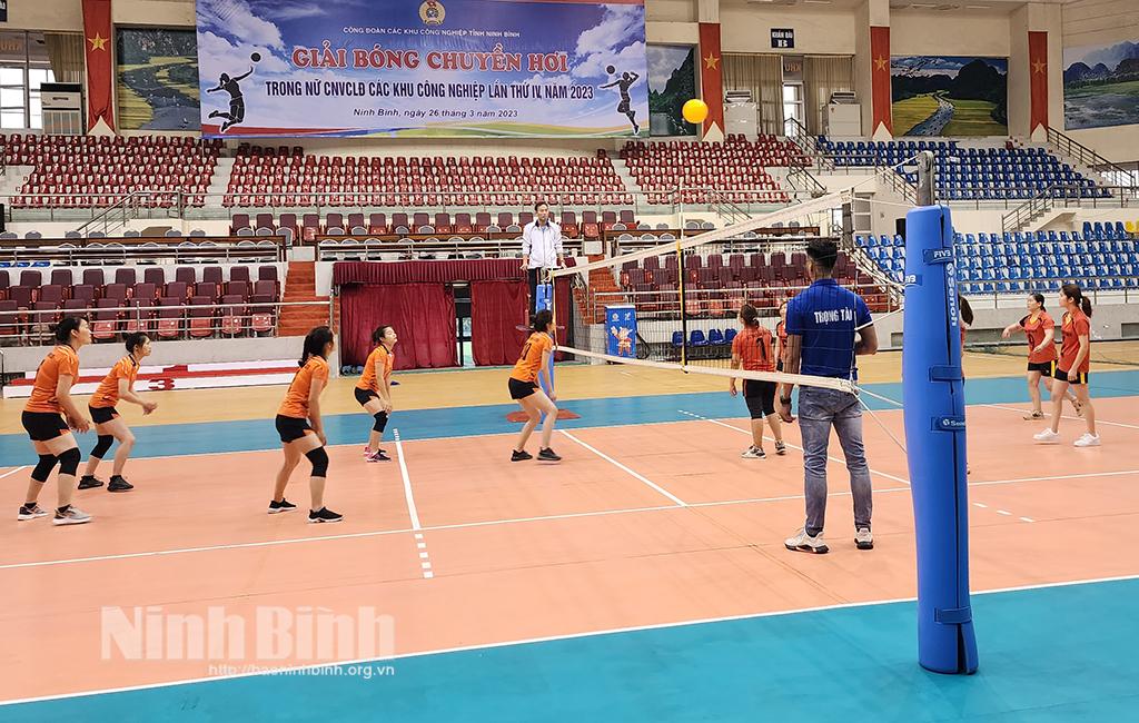 Khai mạc Giải bóng chuyền hơi nữ CNVCLĐ các khu công nghiệp lần thứ IV