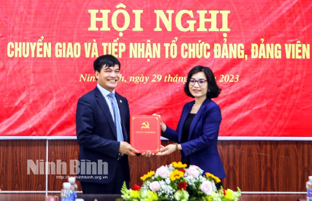 Chuyển giao và tiếp nhận tổ chức đảng và đảng viên