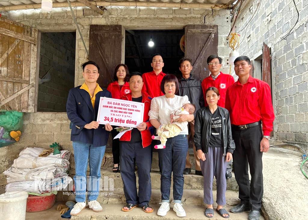 Trao tặng 34,5 triệu đồng cho cháu bé bị tim bẩm sinh ở xã Lạng Phong, huyện Nho Quan