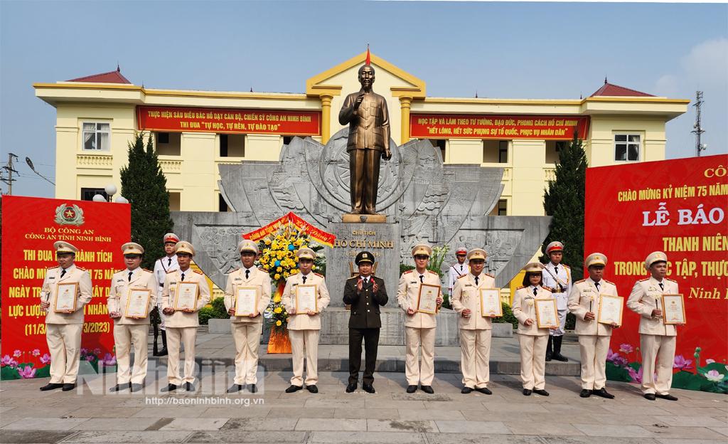 Lễ báo công tuyên dương thanh niên, phụ nữ Công an Ninh Bình tiêu biểu