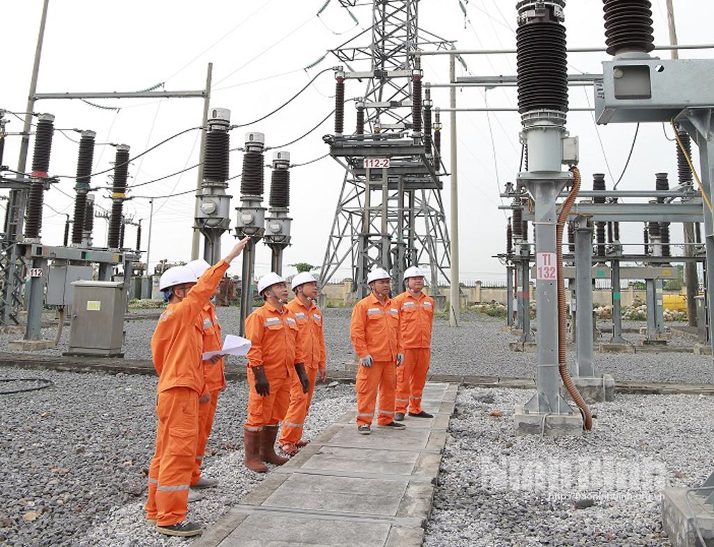 Công ty Điện lực Ninh Bình: Nhiều giải pháp nâng cao chất lượng điện năng trong mùa nắng nóng