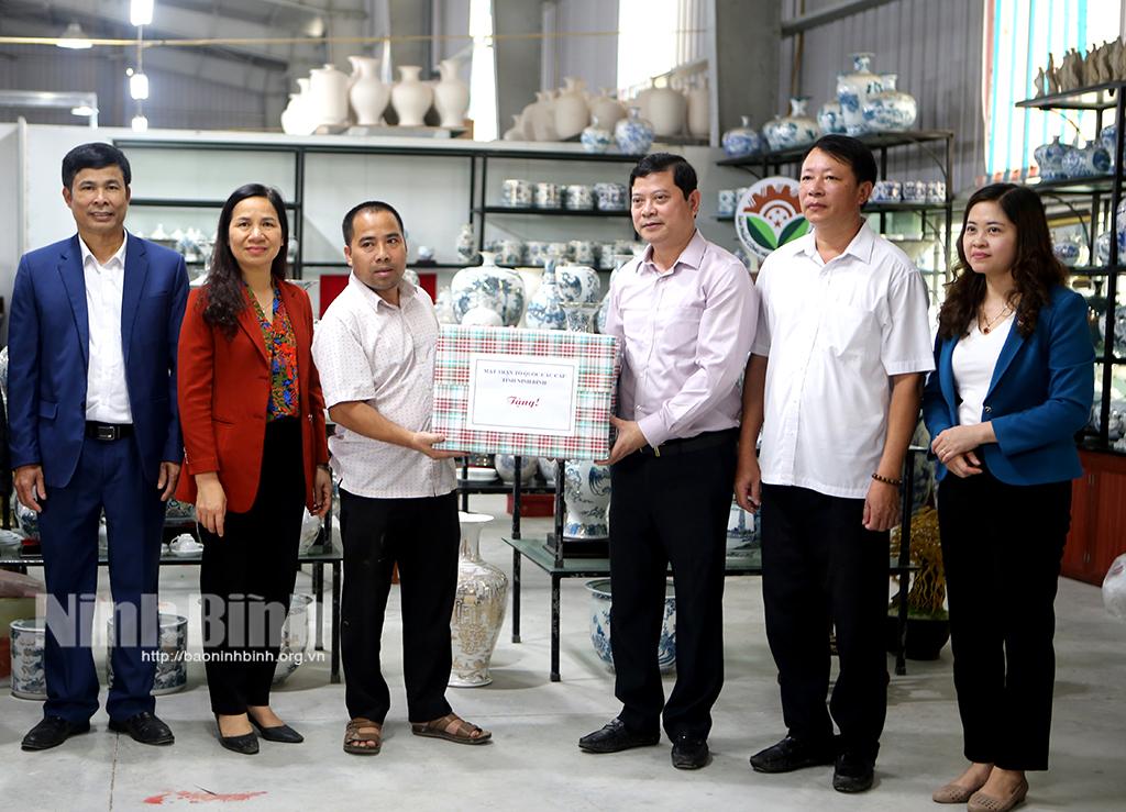 Cán bộ MTTQ Việt Nam tỉnh tham quan các mô hình phát triển kinh tế- xã hội tại Yên Mô