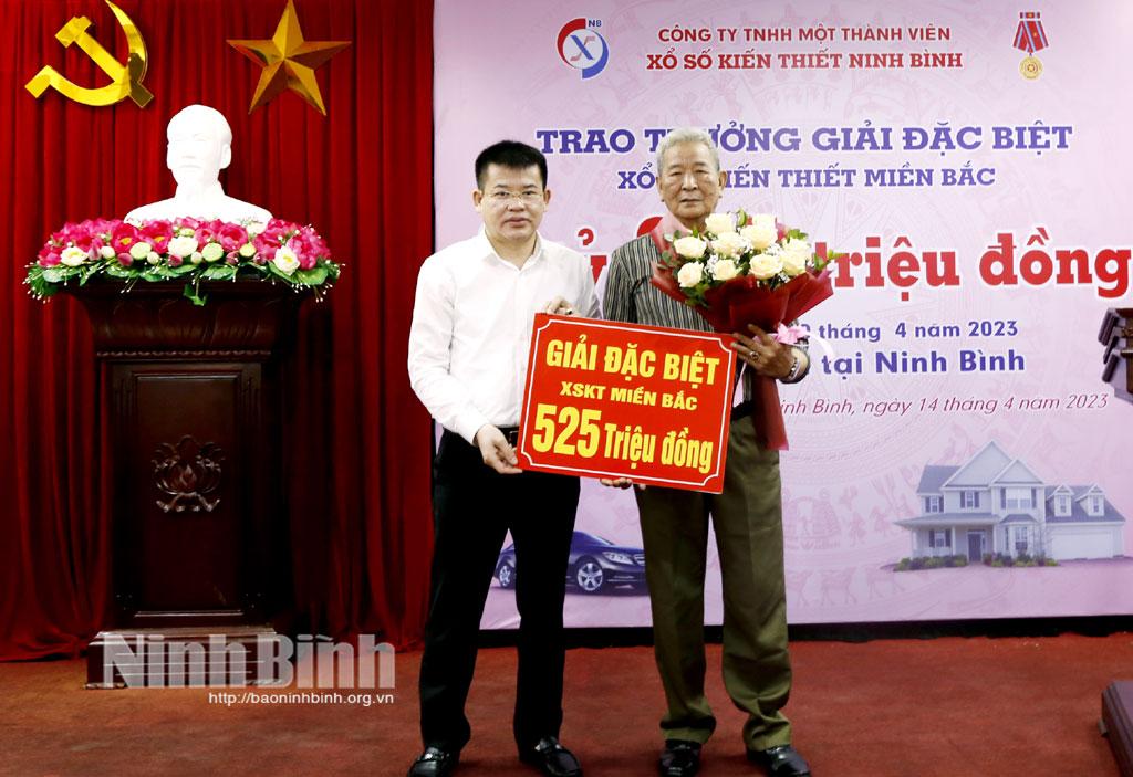 Công ty TNHH MTV Xổ số kiến thiết Ninh Bình trao thưởng cho khách hàng trúng giải đặc biệt