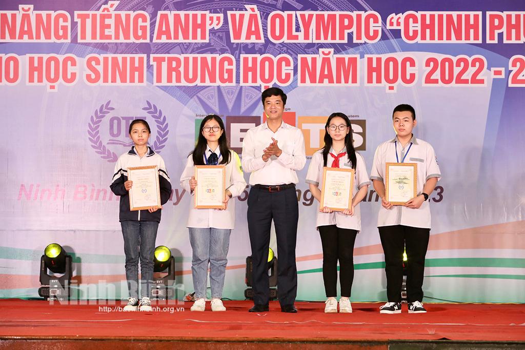 Trao giải Olympic "Tài năng tiếng Anh" và Olympic "Chinh phục IELTS" dành cho học sinh trung học
