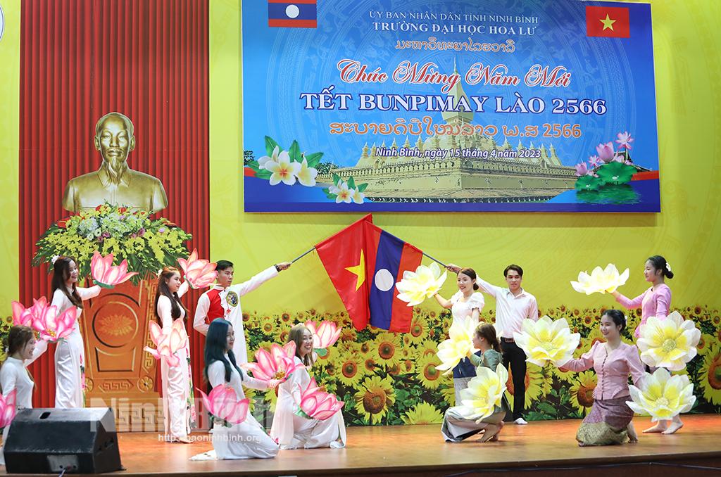 Trường Đại học Hoa Lư tổ chức Tết cổ truyền Bunpimay cho lưu học sinh Lào