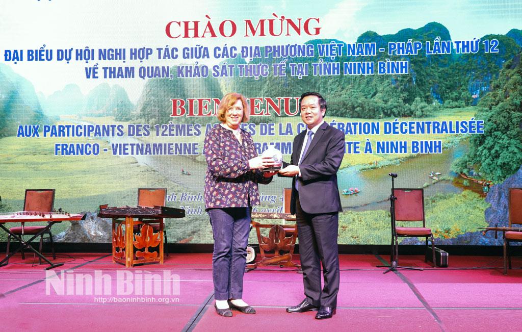 Đoàn đại biểu dự hội nghị Việt - Pháp tham quan, khảo sát tại Ninh Bình