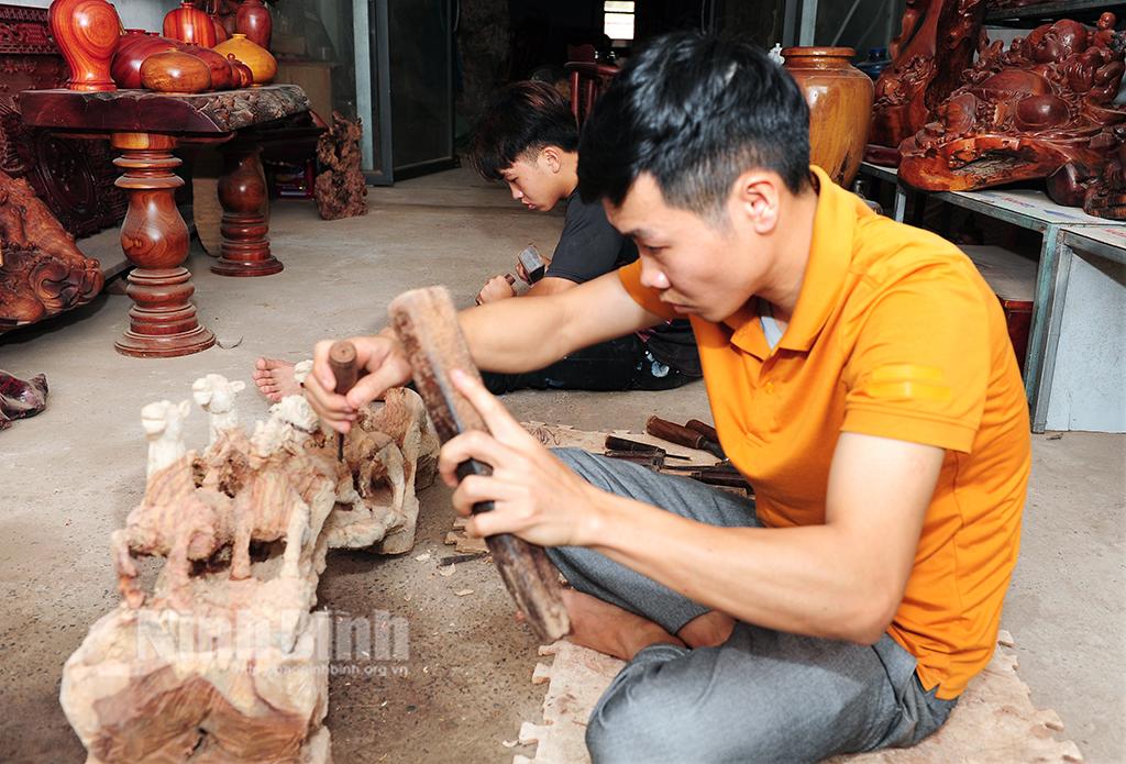 Chàng trai 9X lập nghiệp từ niềm đam mê điêu khắc gỗ