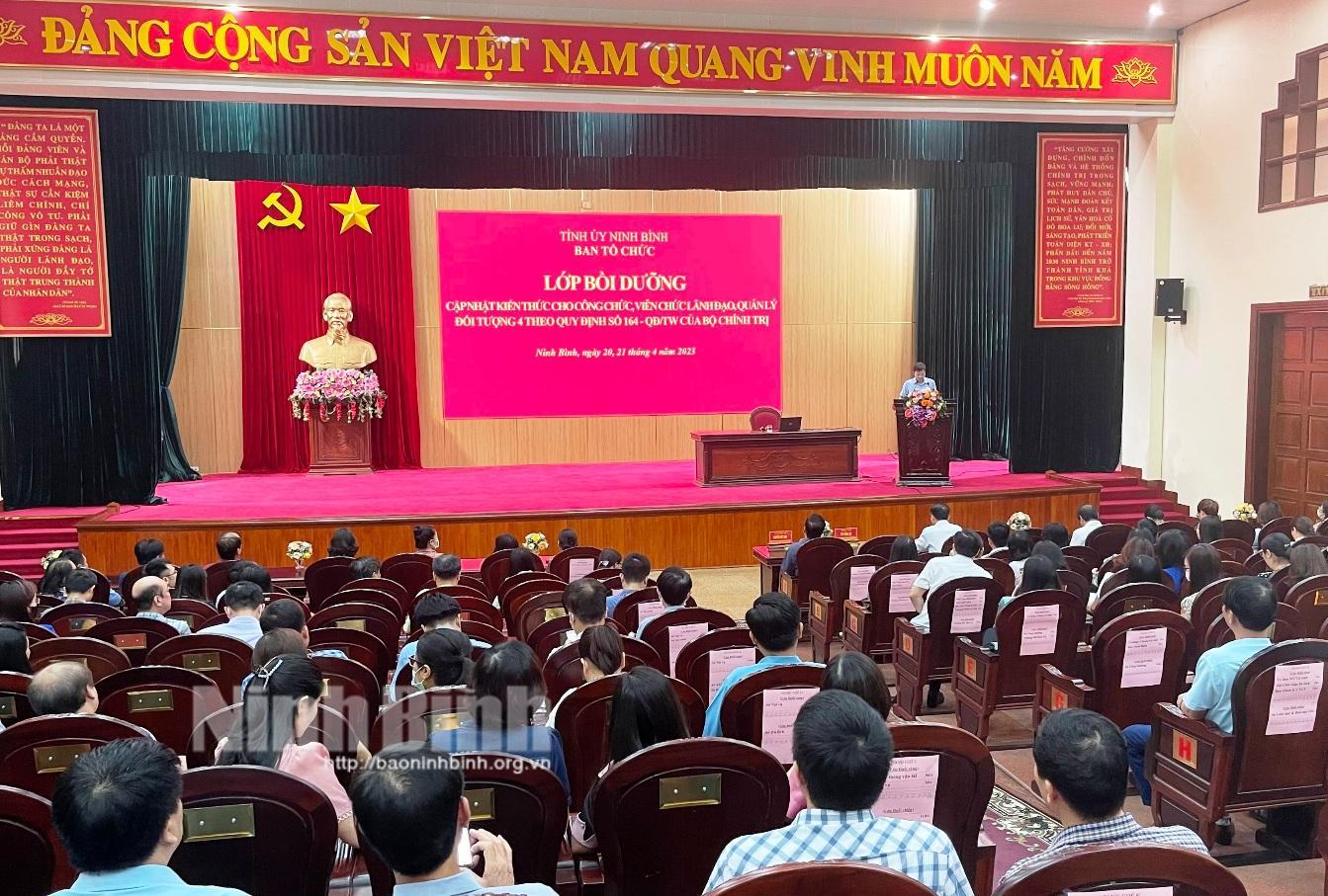 Bồi dưỡng, cập nhật kiến thức cho cán bộ lãnh đạo, quản lý đối tượng 4