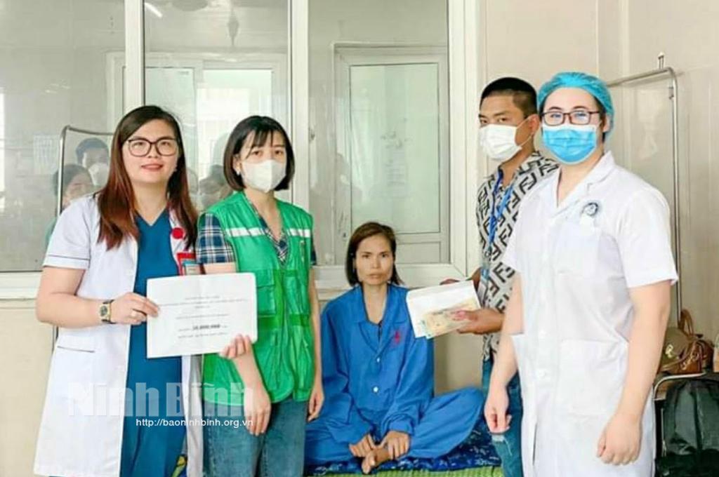 Nhân viên y tế Bệnh viện Đa khoa Ninh Bình: Nối nhịp cầu yêu thương đến bệnh nhân nghèo
