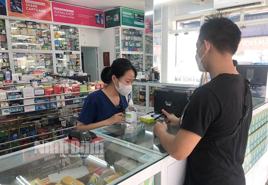 Thị trường thuốc, vật tư y tế phòng dịch COVID-19: Sức mua tăng, giá bán vẫn ổn định