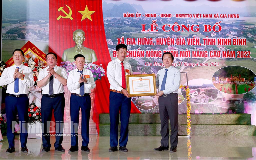 Gia Hưng đón Bằng công nhận xã đạt chuẩn nông thôn mới nâng cao