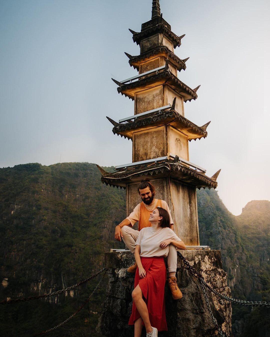 Giới trẻ ngoại quốc mê mẩn check-in Hang Múa