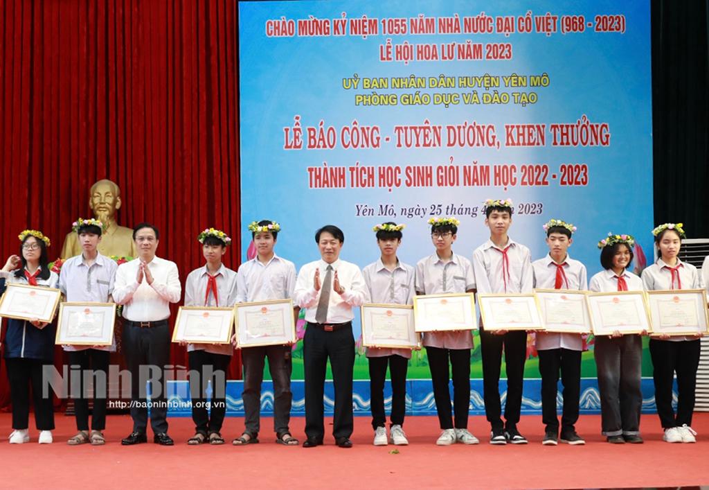 Yên Mô tổ chức lễ báo công, tuyên dương, khen thưởng thành tích học sinh giỏi năm học 2022-2023
