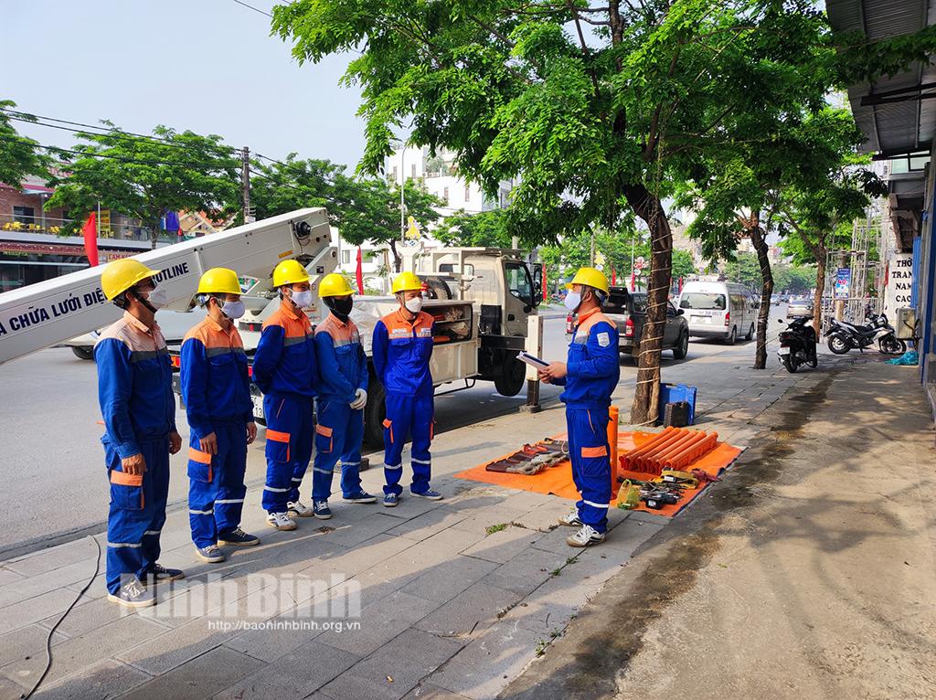 Công ty Điện lực Ninh Bình đẩy mạnh công tác vệ sinh Hotline đường dây và TBA của khách hàng trung áp