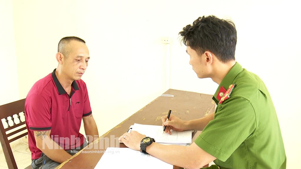 Khởi tố 2 đối tượng chống người thi hành công vụ khi kiểm tra nồng độ cồn