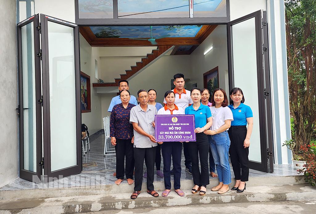 Công đoàn các khu công nghiệp tỉnh trao kinh phí hỗ trợ xây nhà "Mái ấm Công đoàn"