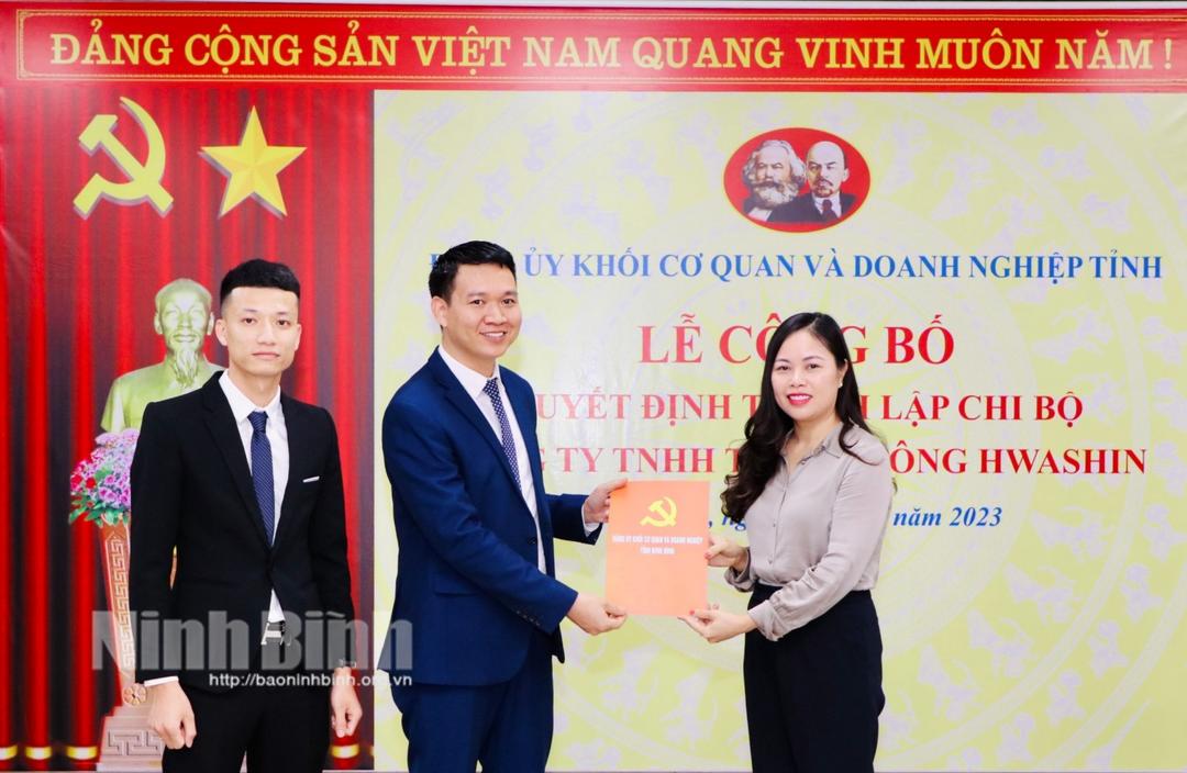 Công bố quyết định thành lập chi bộ Công ty TNHH Thành Công Hwashin