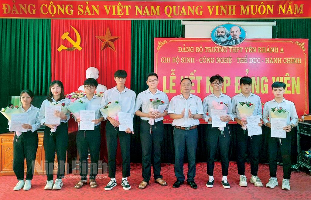 Đề cao trách nhiệm của cấp ủy và người đứng đầu trong công tác phát triển đảng viên