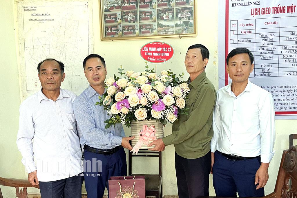 Thăm, tặng quà các HTX, Quỹ tín dụng nhân dân tiêu biểu