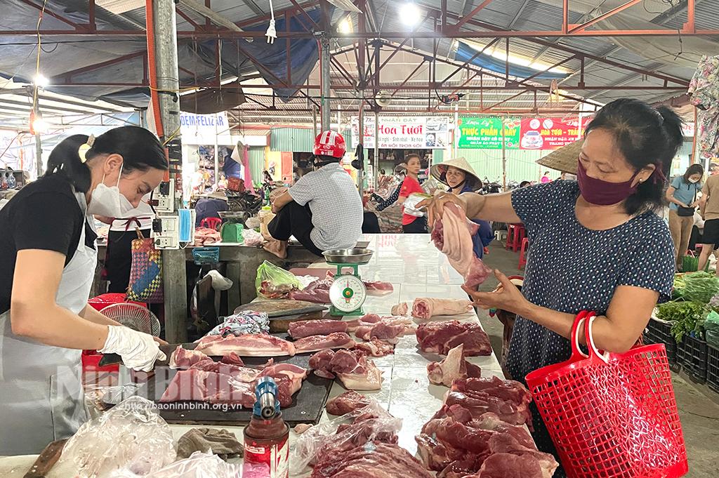 Giá thịt lợn tăng, các loại thực phẩm tươi sống khác ổn định