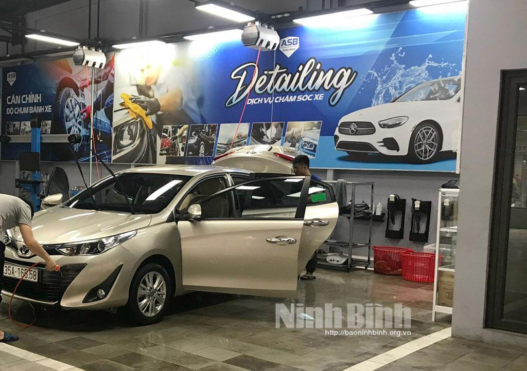 Dịch vụ chăm sóc xe ô tô "đắt khách" mùa nắng