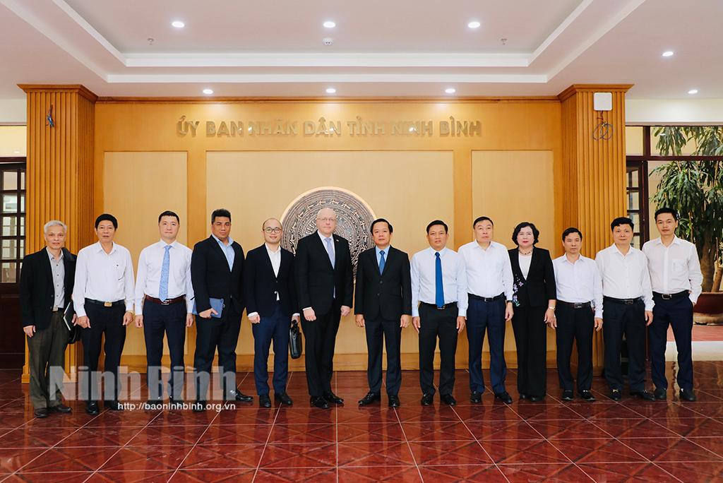 Chairman of provincial People's Committee receives Finnish Ambassador