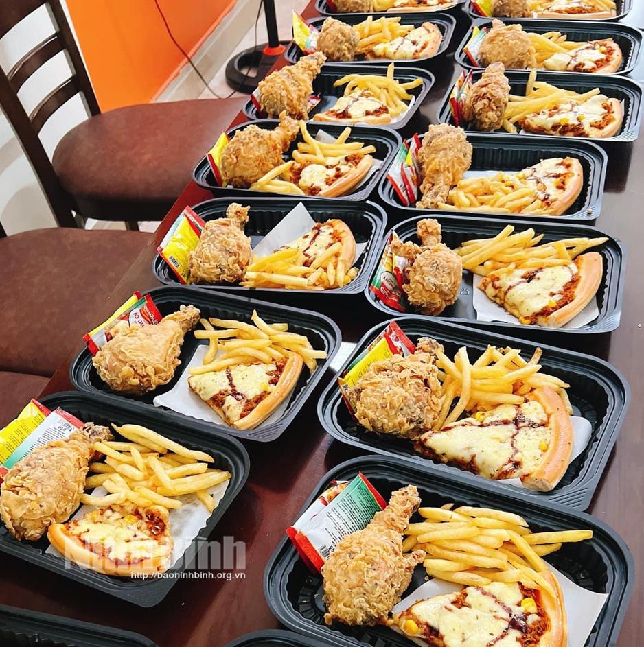 Đồ ăn nhanh được ưa chuộng dịp liên hoan cuối năm học