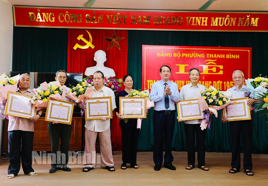 Đồng chí Phó Bí thư Thường trực Tỉnh ủy dự lễ trao tặng Huy hiệu Đảng tại phường Thanh Bình