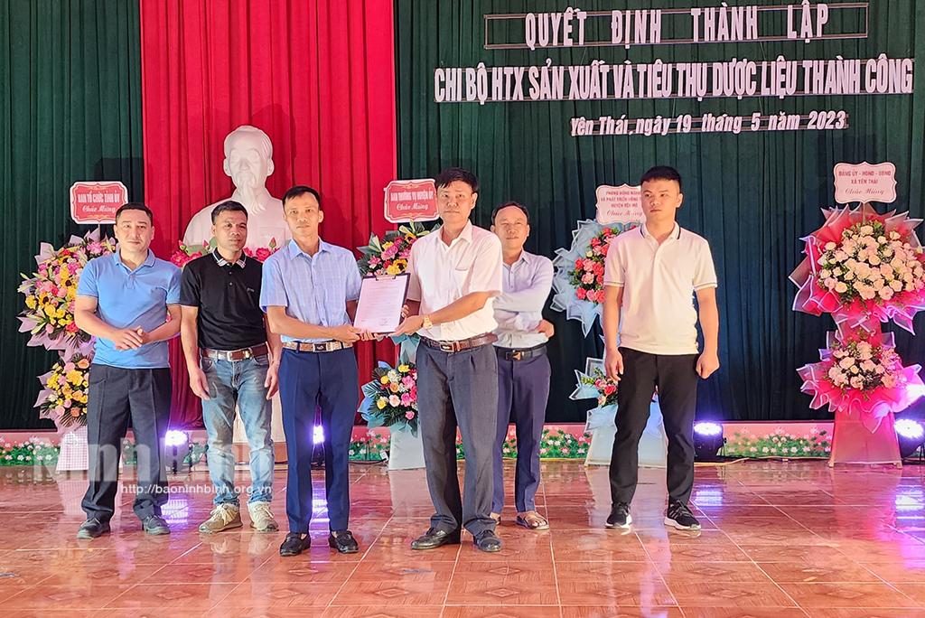 Công bố Quyết định thành lập Chi bộ HTX sản xuất và tiêu thụ dược liệu Thành Công