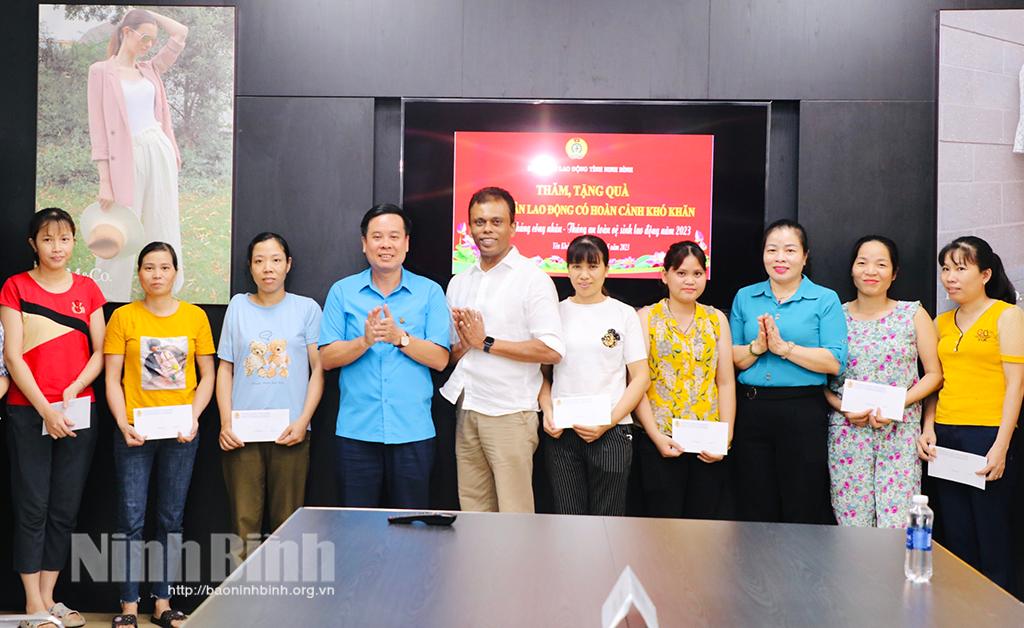 Liên đoàn Lao động tỉnh tặng quà công nhân lao động có hoàn cảnh khó khăn