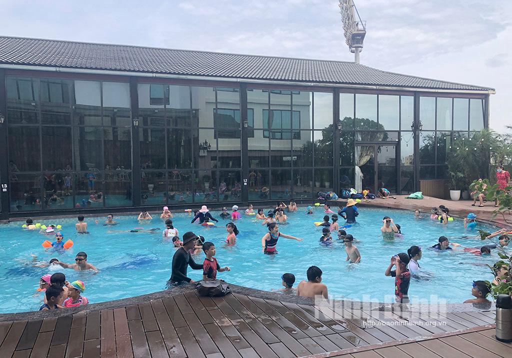 Chi phí học hè không rẻ, phụ huynh "bở hơi tai"