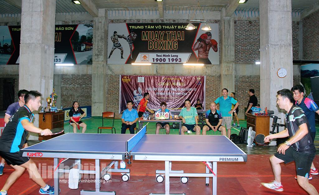 Đội tuyển bóng bàn Quốc gia tham dự SEA Games 32 giao lưu với các tay vợt Ninh Bình