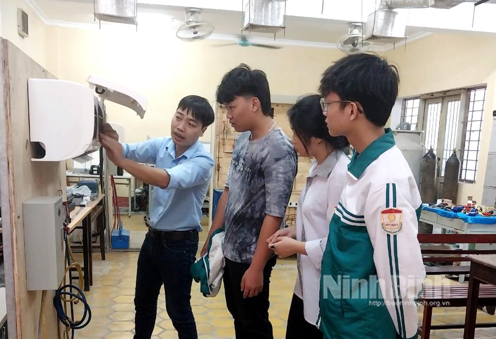 Trường nghề vào mùa cao điểm tuyển sinh