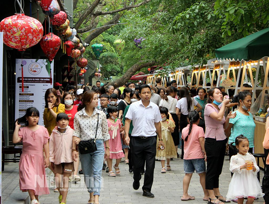 Ninh Bình đón hơn 340 nghìn lượt khách du lịch dịp nghỉ lễ