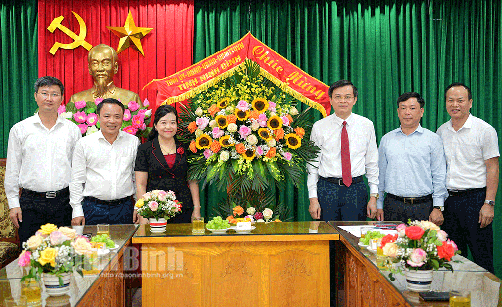 Đồng chí Bí thư Tỉnh ủy thăm, chúc mừng nhân kỷ niệm 98 năm Ngày Báo chí cách mạng Việt Nam