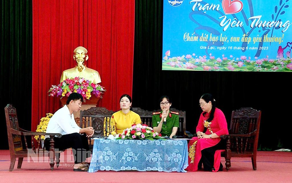 Hội Phụ nữ Gia Viễn tổ chức giao lưu "Trạm yêu thương"