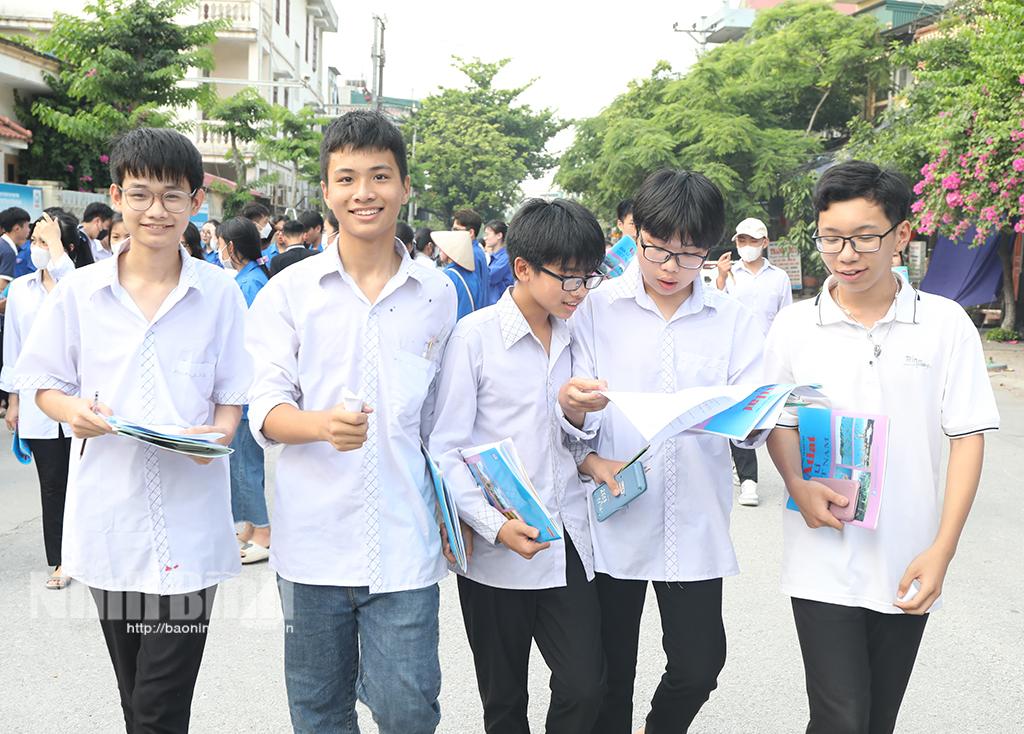 Các thí sinh đã hoàn thành bài thi đại trà cuối cùng của Kỳ thi tuyển sinh lớp 10 THPT năm học 2023-2024