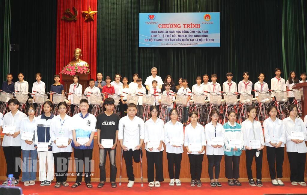 Tặng 100 chiếc xe đạp và 30 suất học bổng cho học sinh có hoàn cảnh đặc biệt khó khăn