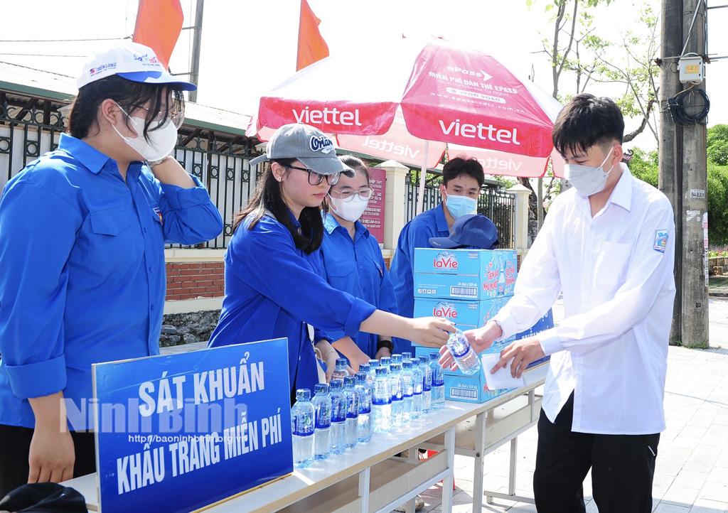 Áo xanh tình nguyện tiếp sức sĩ tử "vượt vũ môn"