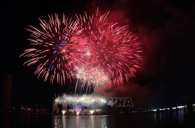 Sông Hàn rực rỡ trong đêm khai mạc Lễ hội pháo hoa quốc tế Đà Nẵng